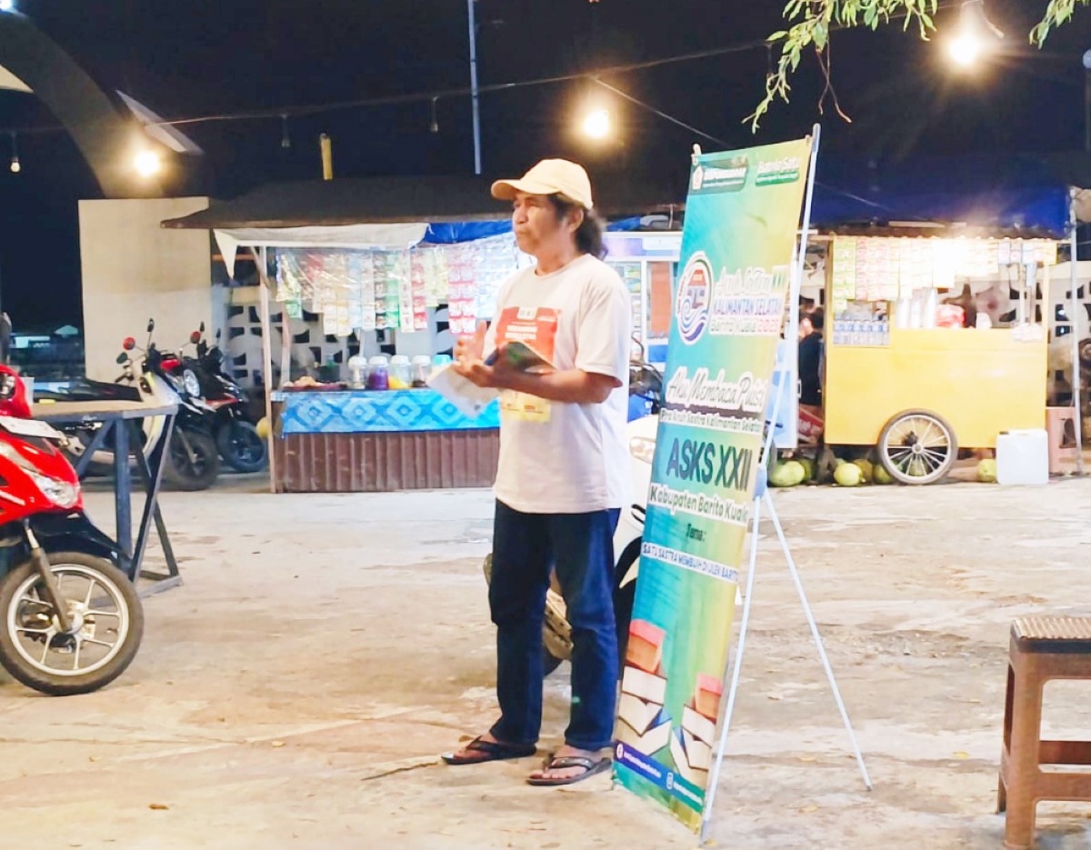 MEMBACA: Penyair asal Banjarbaru, Ali Syamsudin Arsi saat membaca puisi dalam sebuah acara.