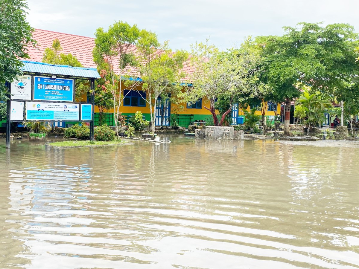 TERGENANG: SDN 1 Landasan Ulin Utara saat tergenang akibat hujan deras beberapa waktu lalu. Di Banjarbaru ada tiga sekolah yang rawan banjir.
