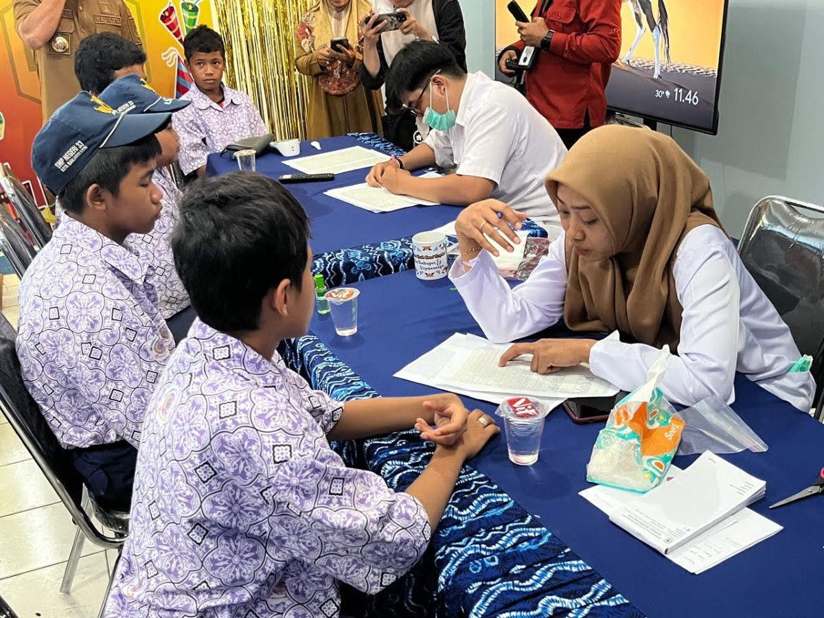 KENA DIARE: Siswa SMPN 33 Banjarmasin saat menjalani observasi di Puskesmas Basirih Baru pada Selasa (21/10).