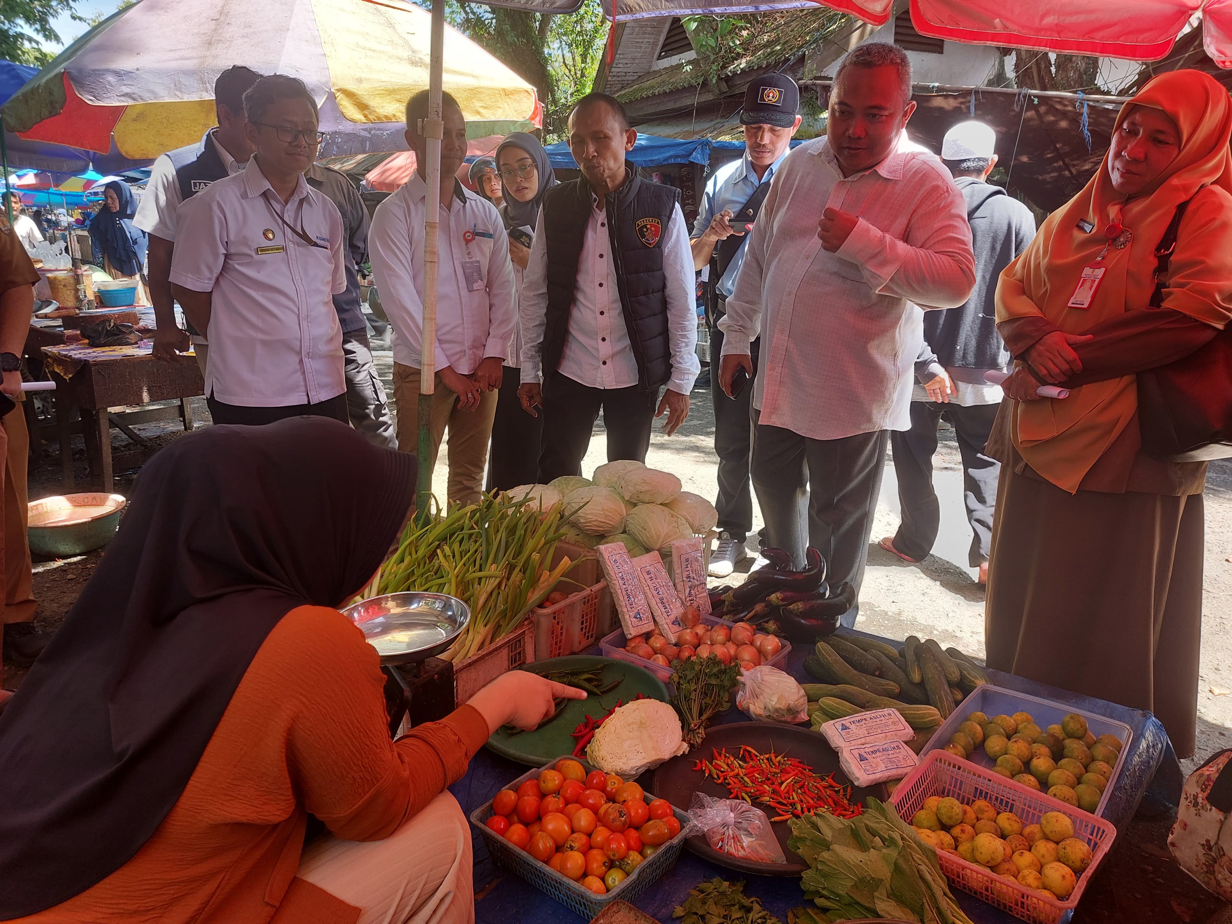 PANTAU: Dinas Perdagangan HST memantau harga bahan pokok di pasar. Foto diambil bulan Maret 2025. (Foto: Jamaluddin/Radar Banjarmasin).