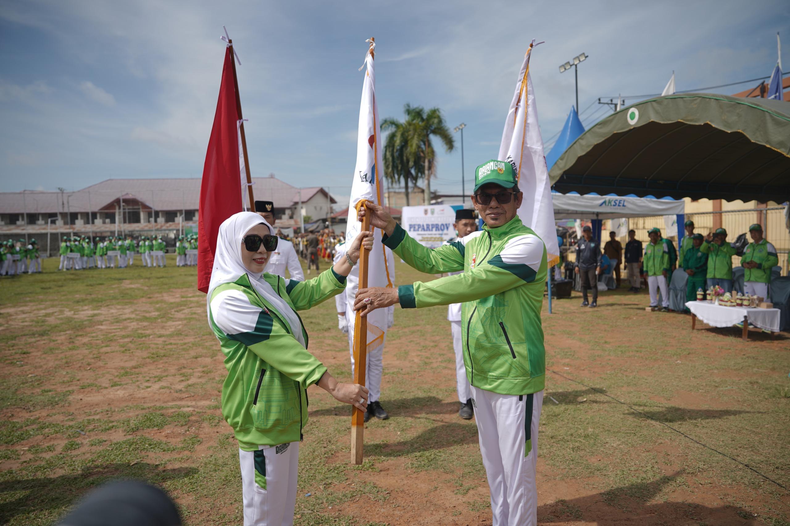 DILEPAS: Penyerahan bendera oleh Wabup Balangan kepada Ketua Kontingen Balangan. (foto: MC Balangan untuk Radar Banjarmasin)