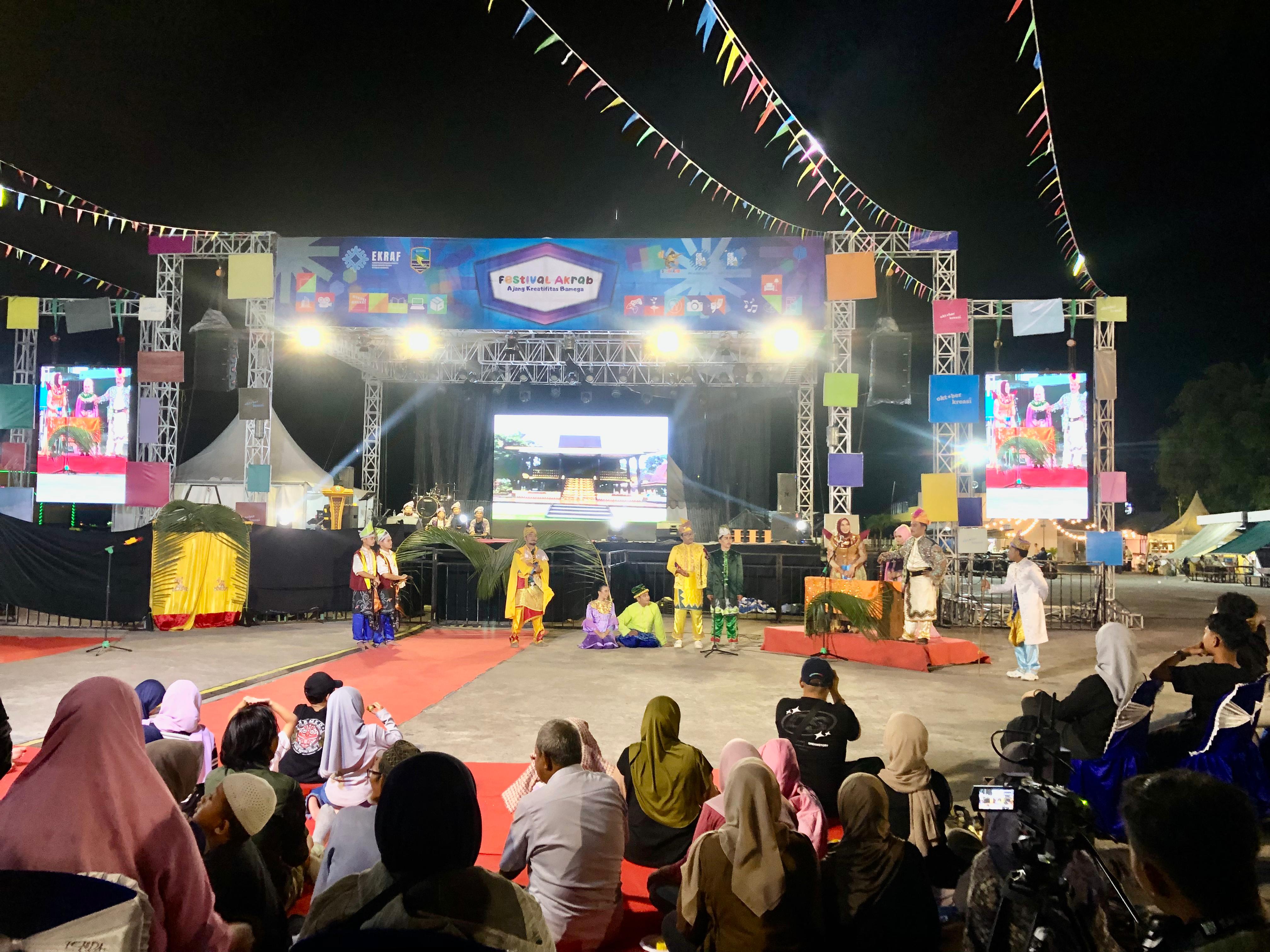 RAMAI: Penonton menyaksikan pertunjukan Teater Tradisi Mamanda di Festival Akrab 2025. Foto: Jumain/ Radar Banjarmasin.