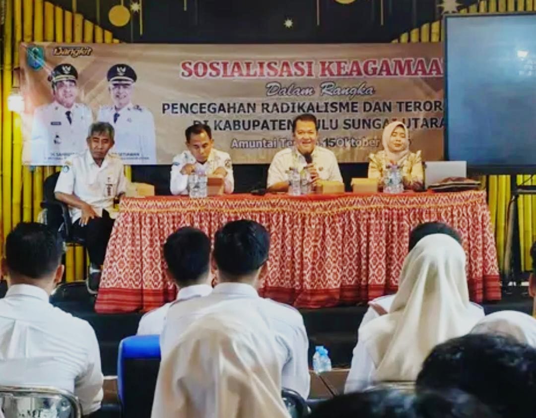 HADIR: Kepala Kemenag HSU Hj Nahdiyatul Husna (kanan) saat mengisi kegiatan pencegahan radikalisme di Aula SMA Negeri 2 Amuntai, yang dihadiri Sekda HSU Adi Lesmana. (Foto: Istimewa)