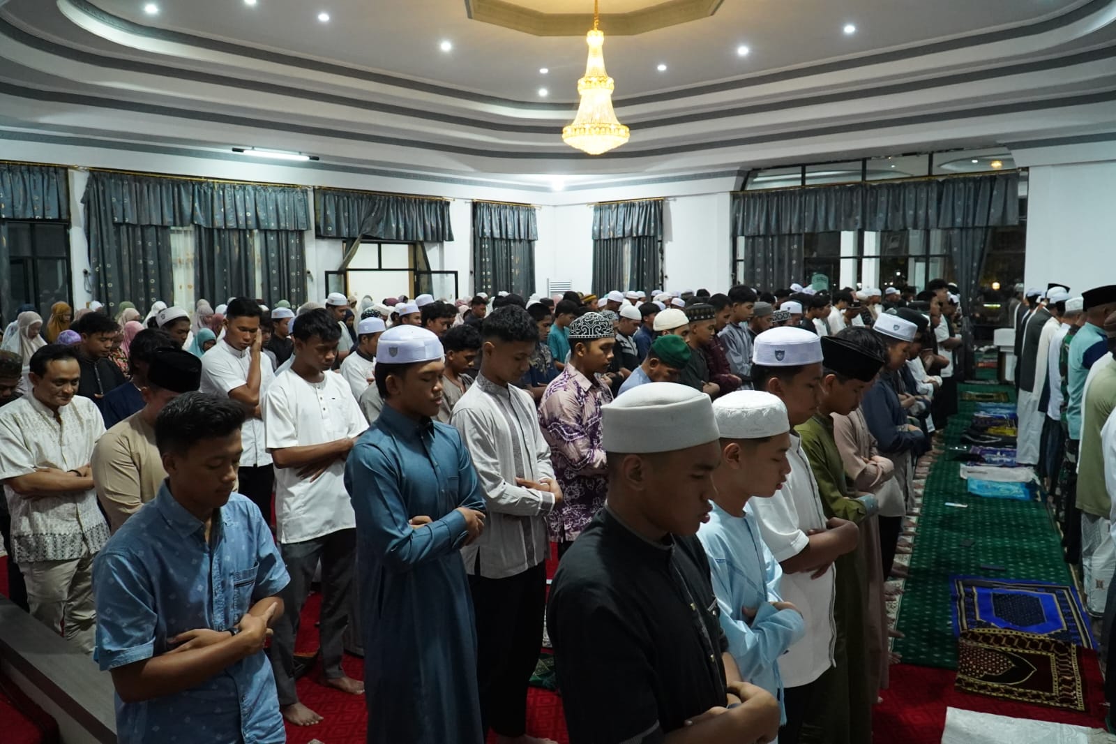 KHUSYUK: Sholat Hajat digelar di Pendopo Bupati HST, Selasa (21/10/2025).
