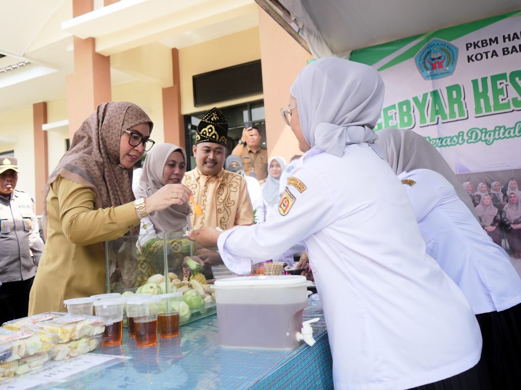 MAMPIR:Wali Kota Banjarbaru, Lisa Halaby mengunjungi stand pada Gebyar Kesetaraan 2025 di Aula Widyatama, Senin (21/10/2025).
