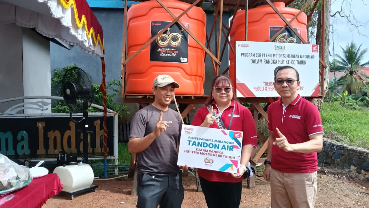 BERI BANTUAN:PT Trio Motor menyerahkan bantuan berupa tandon air di Pasar Kamis, Tatah Pemangkih Kabupaten Banjar, Kamis (23/10/2025).