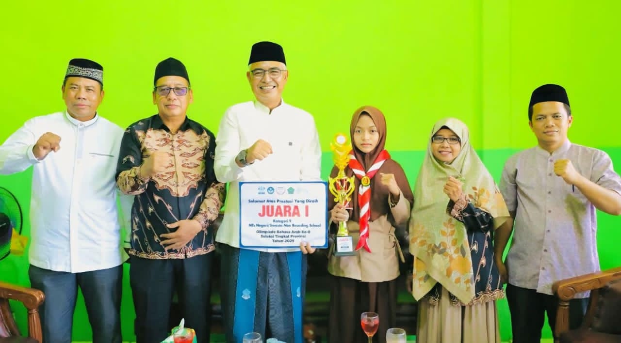 DUKUNG PENUH:Wakil Bupati Kabupaten HSU, Hero Setiawan mengunjungi Nor Syifa, siswi Madrasah Zadul Ma&rsquo;ad Desa Galagah, juara Olimpiade Bahasa Tingkat Provinsi Kalsel, Sabtu (18/10/2025).