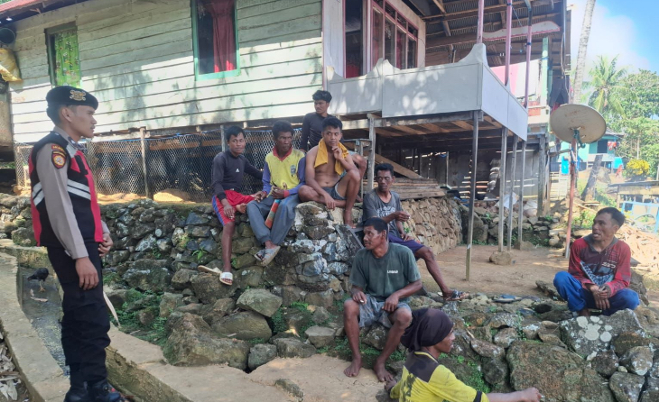 Anggota Polsek Pulau Sembilan mengedukasi masyarakat Pulau Marabatuan untuk tetap tenang.