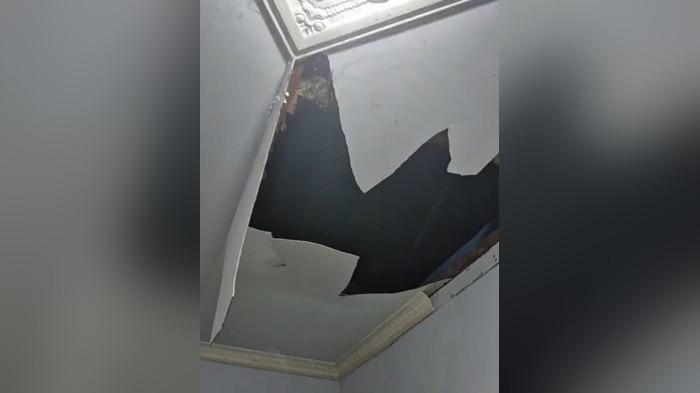 JEBOL: plafon rumah perempuan pasangan terduga selingkuh yang jebol saat dinaiki lelaki pasangannya. \