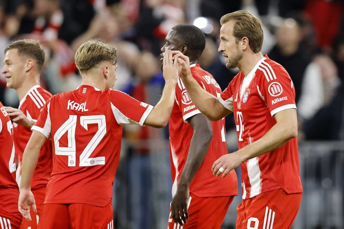 REKOR: Harry Kane (kanan) merayakan golnya dalam pertandingan Bayern 4-0 Club Brugge di babak ketiga penyisihan grup Liga Champions, Kamis (23/10).