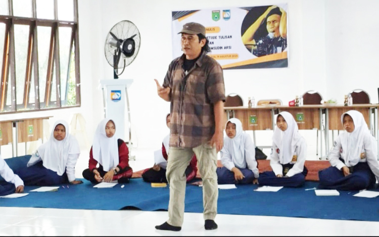 MATERI: Penyair asal Banjarbaru, Ali Syamsudin Arsi saat membrikan materi di sebuah kegiatan.