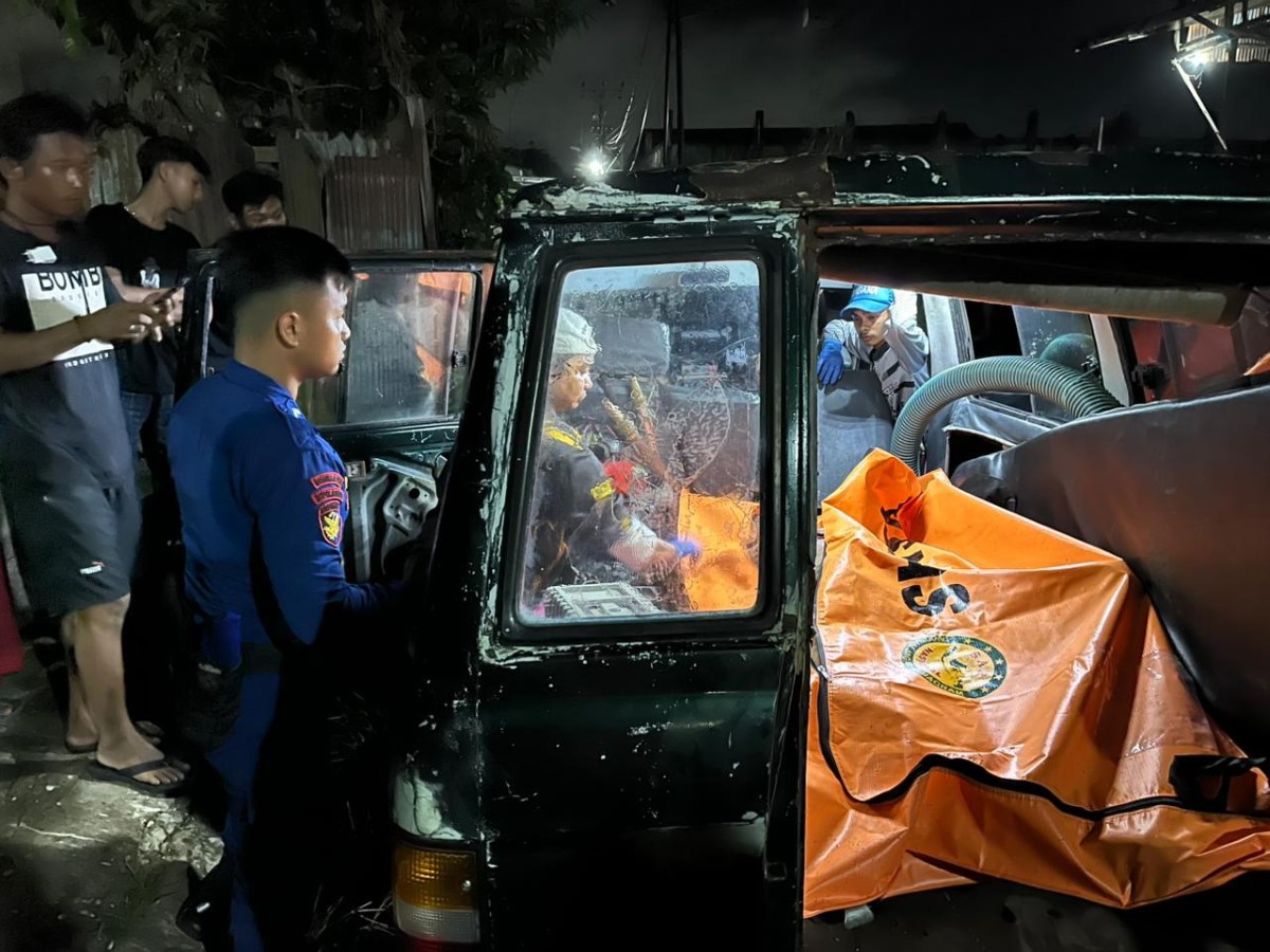 EVAKUASI: Jenazah Mahjuri (40) dalam kantong mayat saat dievakuasi dari Sungai Martapura.