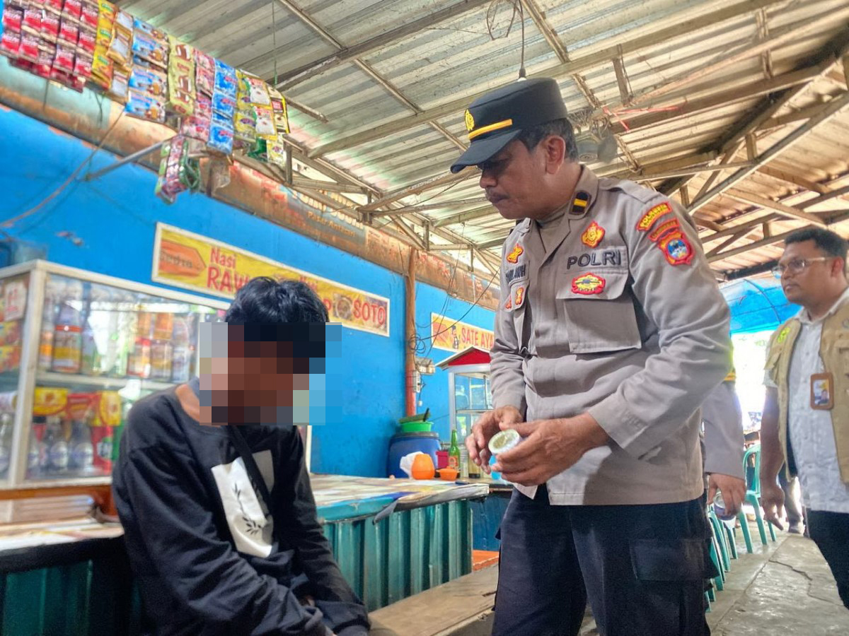 NGELEM: Petugas menegur remaja yang kedapatan ngelem di sudut Pasar Sentra Antasari, Kamis (23/10).