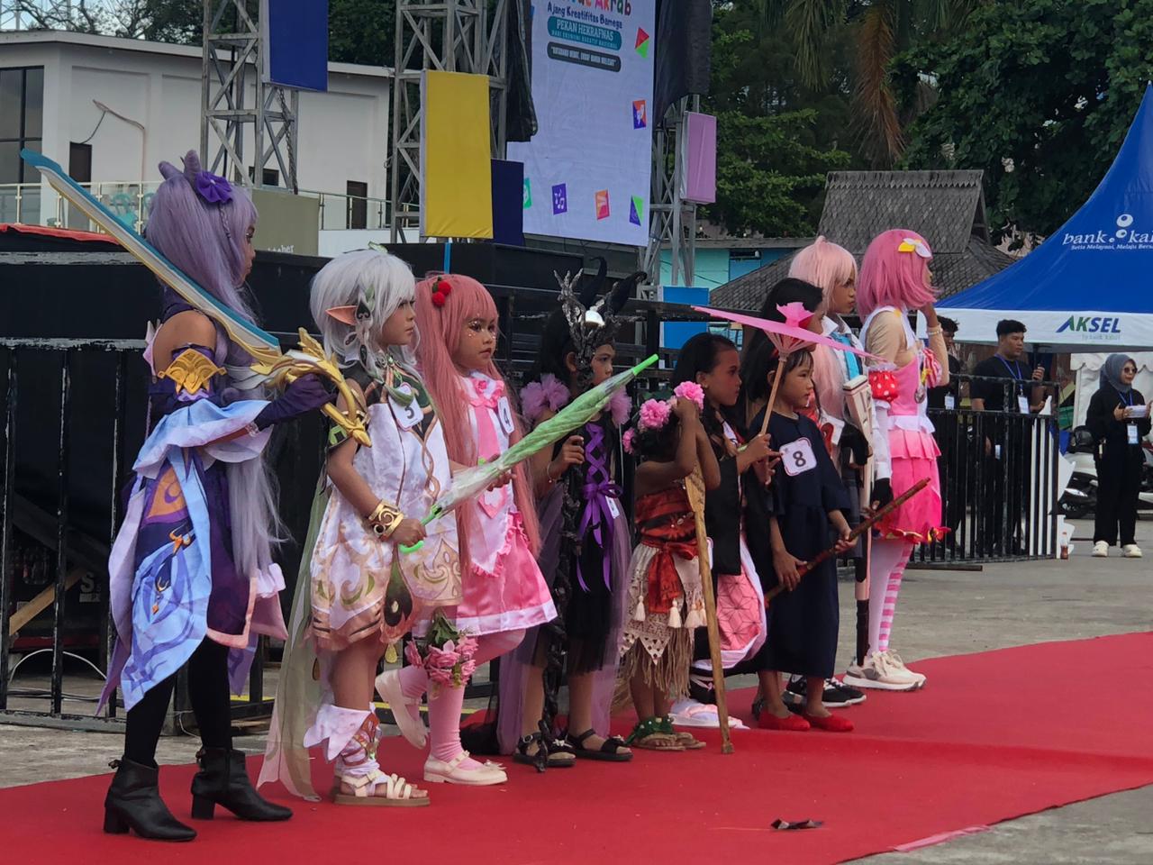 BERGAYA: Para peserta Cosplay Anime anak anak di Siring Laut Kotabaru. Foto: Jumain: Radar Banjarmasin.