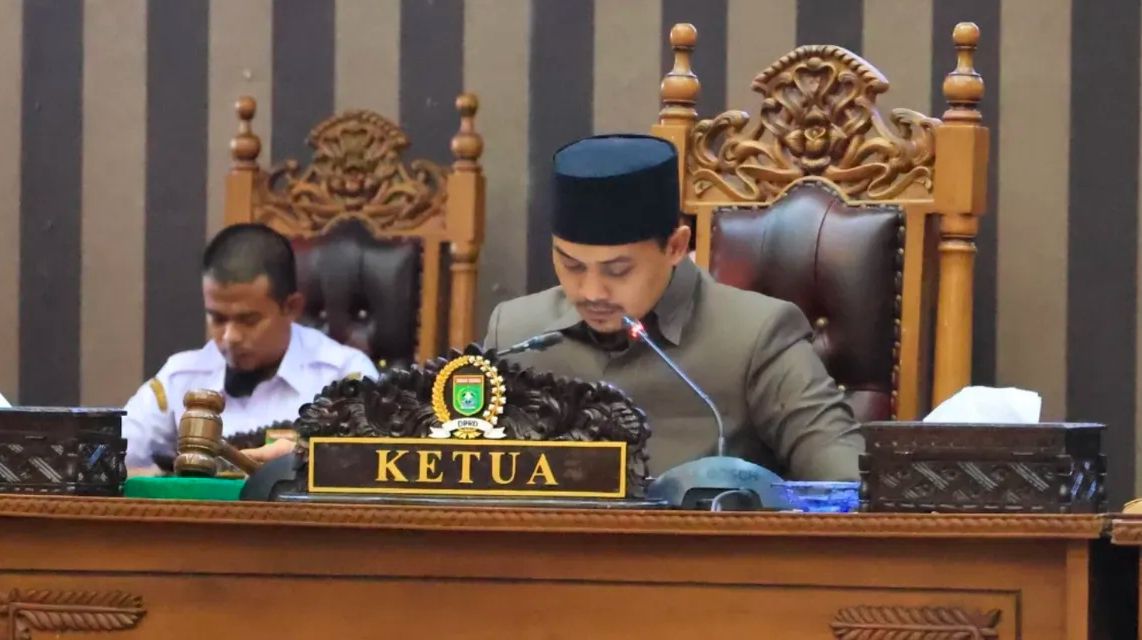 PARIPURNA: Ketua DPRD Tanah Bumbu Andrean Atma Maulani memimpin rapat paripurna penyampaian RAPBD Tahun Anggaran 2026 di ruang utama kantor DPRD. (Foto: Humas DPRD Tanah Bumbu untuk Radar)