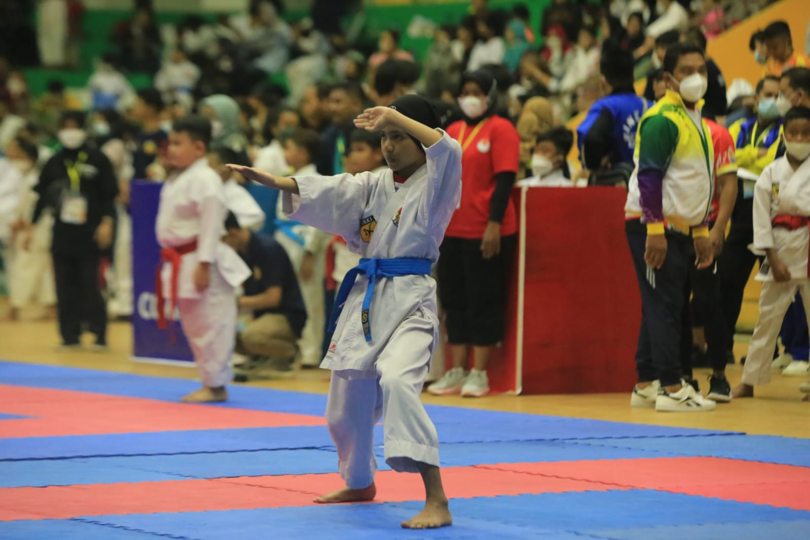 BELA DIRI:Seorang karateka muda memperagakan gerakan Kata dengan penuh konsentrasi, mencerminkan semangat juang karateka Banua jelang Porprov XII Kalsel 2025 di Kabupaten Tanah Laut.