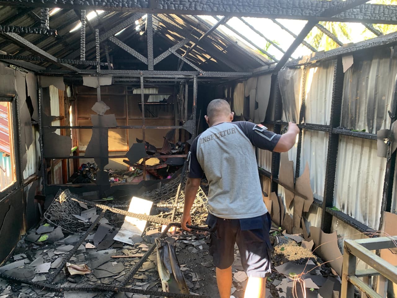 MUSIBAH: Anggota Damkar HSU saat melihat rumah yang terbakar di lokasi kejadian Desa Tambalangan RT 02, Kecamatan Amuntai Tengah, Jumat (24/10/2025). (Foto: Damkar HSU)