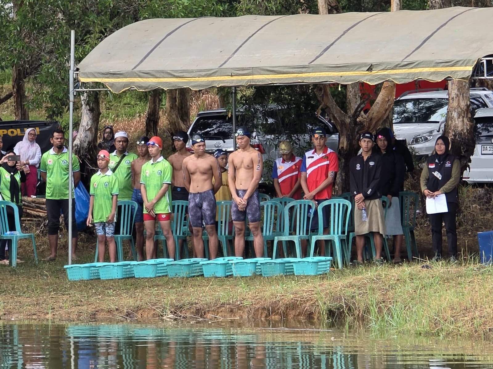RENANG: Atlet Banjarmasin saat berlaga di nomor 2.000 meter putra renang perairan terbuka Porprov Kalsel 2025 di Waduk Banua Tengah, Kabupaten Tanah Laut, Jumat (24/10).
