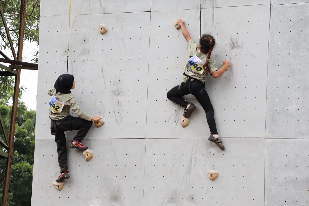 PANJAT TEBING: Atlet muda berlomba melakukan aksi bouldering dengan penuh konsentrasi saat babak penyisihan Porprov XII Kalsel.