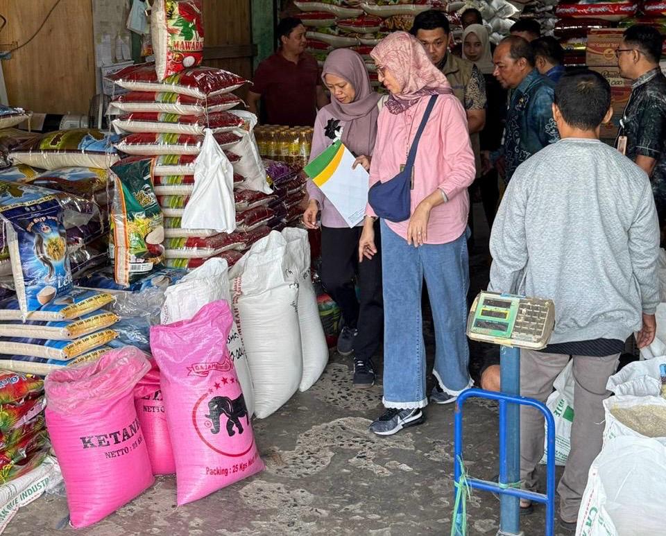 TEMUKAN PELANGGARAN: Tim Satgas Pengendalian Harga Beras Kalsel menemukan sejumlah pelanggaran HET dalam inspeksi pasar dan distributor di wilayah Banjarmasin dan sekitarnya.