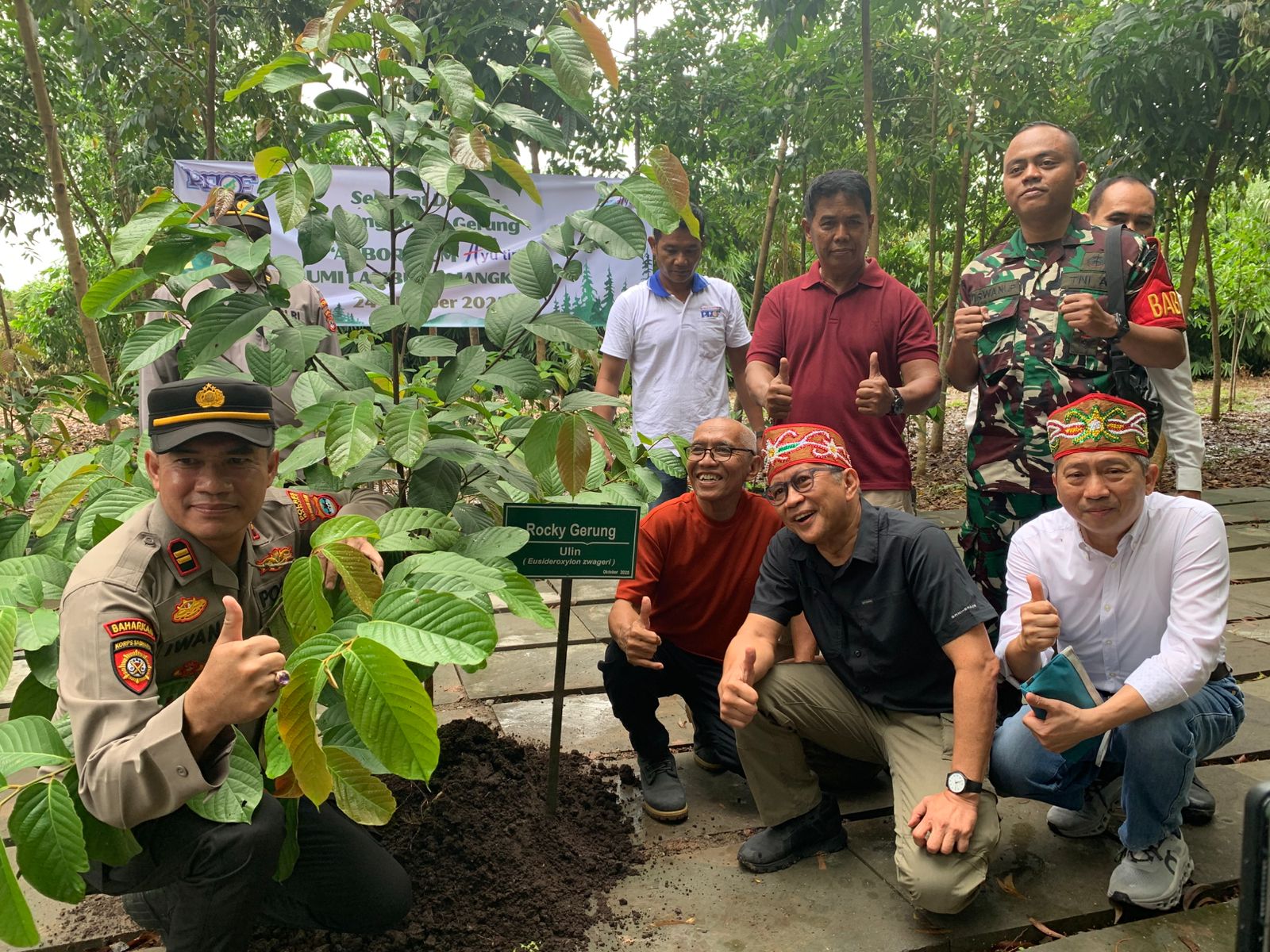 MENANAM: Rocky Gerung didampingi Chendrawan Sugianto (kanan) usai menanam pohon ulin di Arboretum Ayu Tirta.