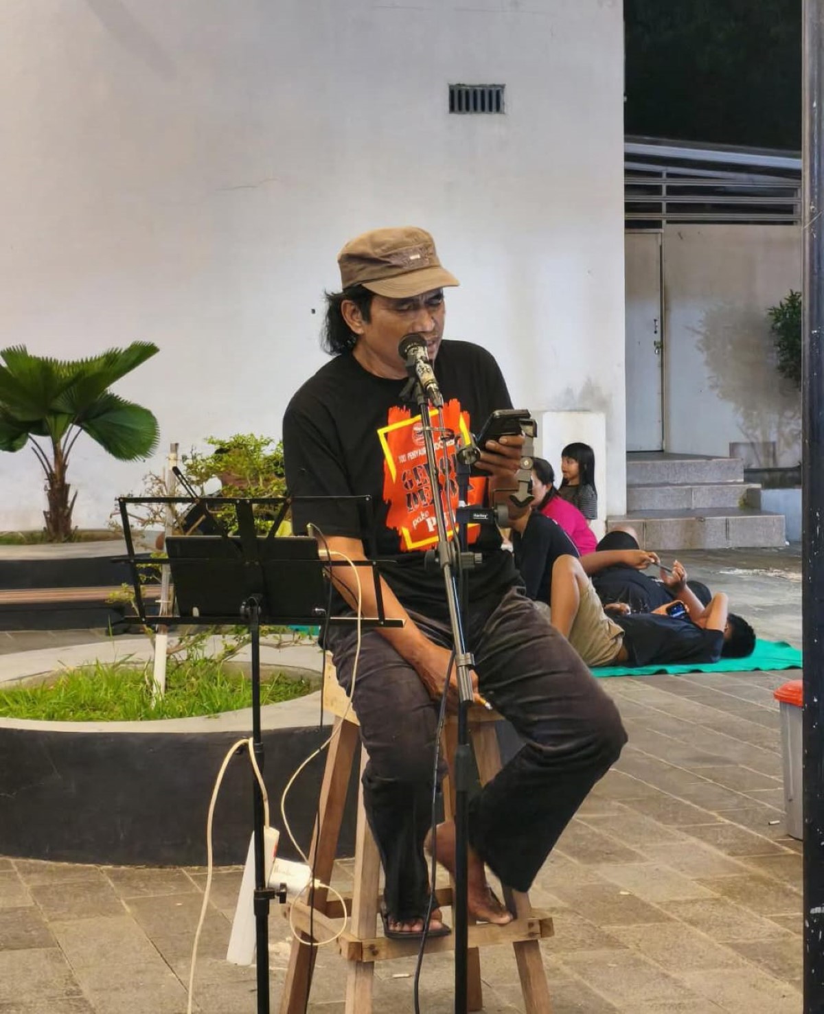 TAMPIL: Penyair Banjarbaru Ali Arsi saat membacakan puisinya dalam sebuah pertunjukan.