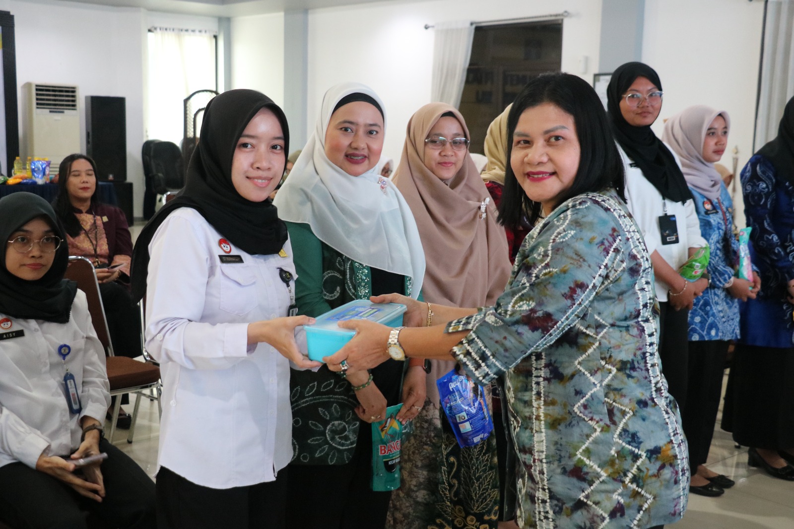 AKRAB:Ketua DWP Kanwil Kemenkum Kalsel, Herlina Alex C Pinem hadir di acara pertemuan rutin sekaigus rapat bulanan dan arisan, Kamis (23/20/2025)