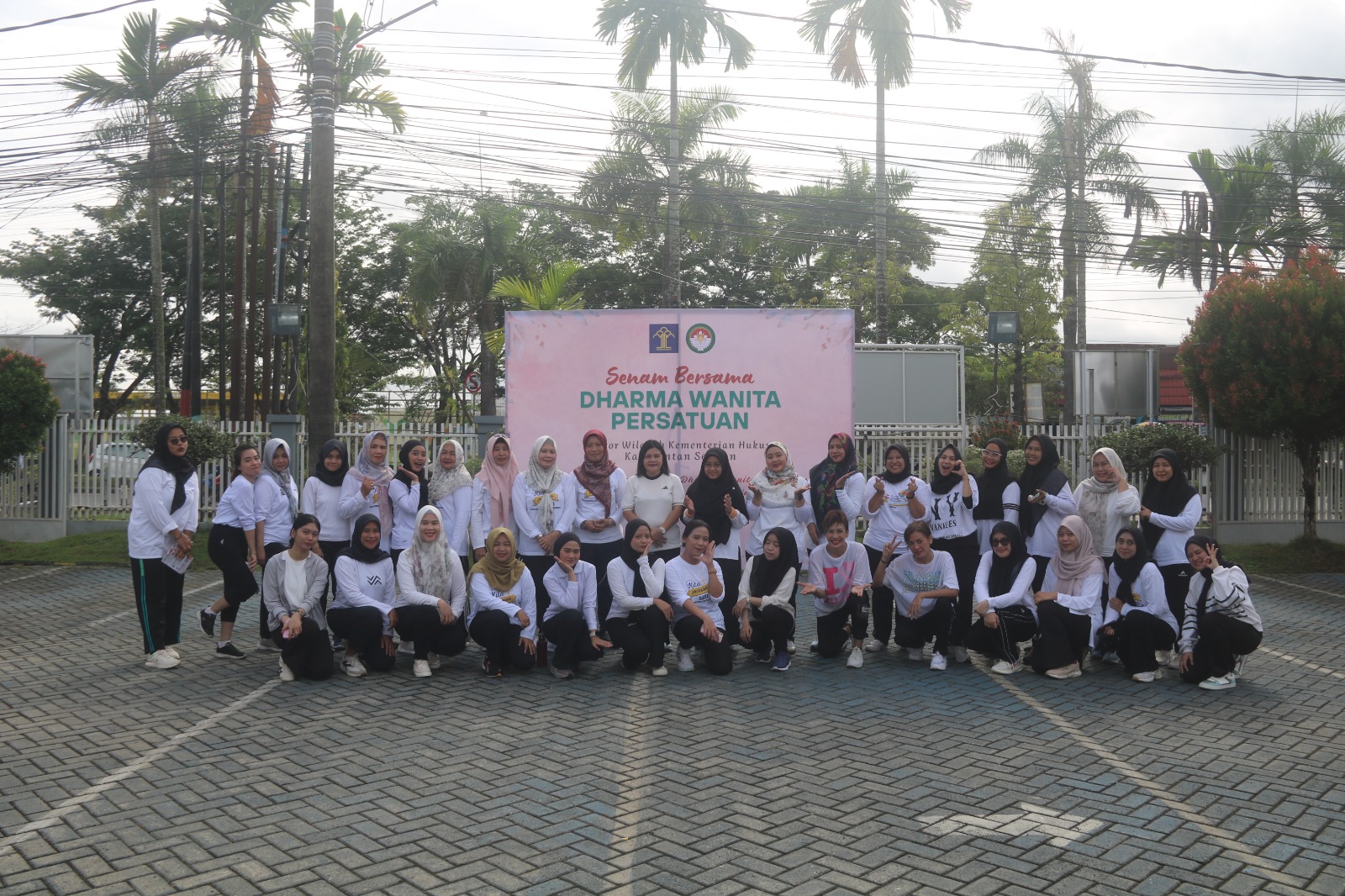SEMANGAT:Ketua DWP Kanwil Kemenkum Kalsel, Herlina Alex Cosmas Pinem berfoto bersama jjaran DWP Kanwil Kemenkum Kalsel usai senam pagi bersama, Rabu (23/10/2025).