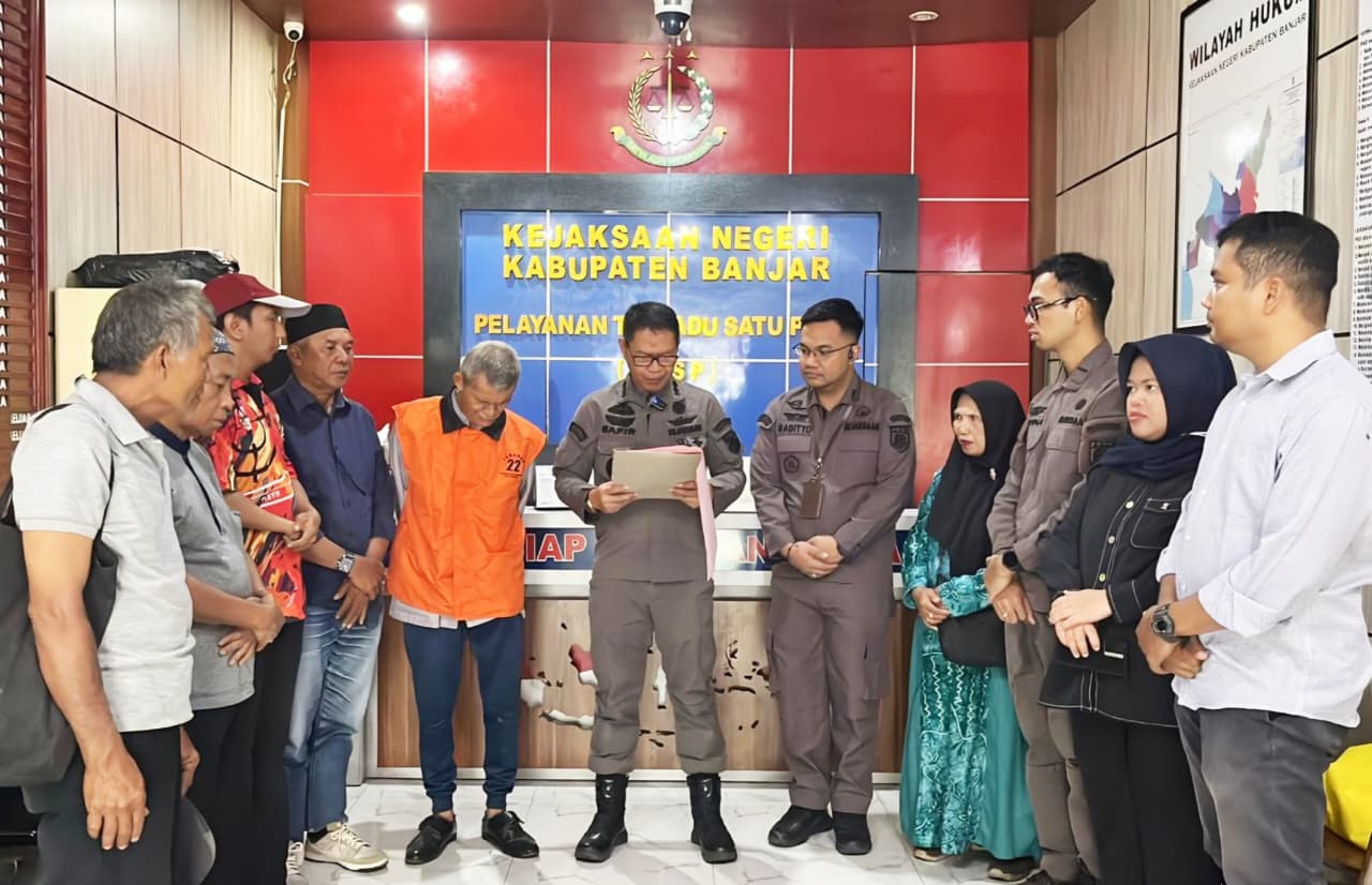 BERDAMAI : Kepala Kejari Banjar, Dr Musafir Menca menyerahkan SK penghentian penuntutan kepada Badrani alias Atak dalam program Restorative Justice, Kamis (23/10). (KEJARI BANJAR)