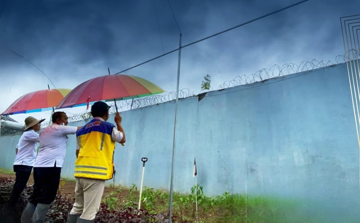 CEK LOKASI: Petugas Lapas Narkotika Kelas IIA Karang Intan bersama tim teknis Dinas PUPR Banjar meninjau kondisi tembok keliling lapas, Rabu (22/10).