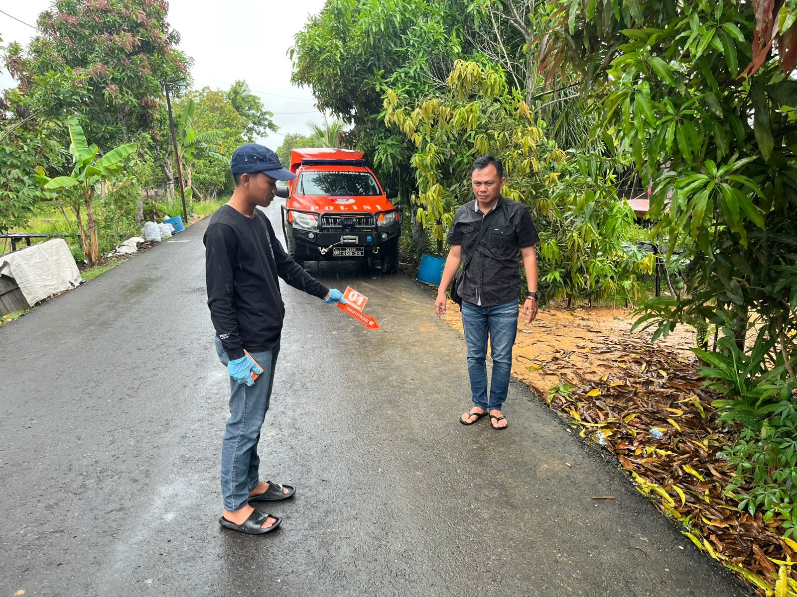 Anggota Satreskrim Polres HSU saat identifikasi di lokasi kejadian. (Foto Polres HSU)