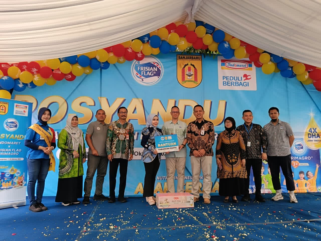 BANTUAN:Indomaret dan PT Frisian Flag Indonesia memberikan bantuan timbangan digital dan PMT untuk anak kepada posyandu di Banjarbaru Selatan, Sabtu (25/10/2025).