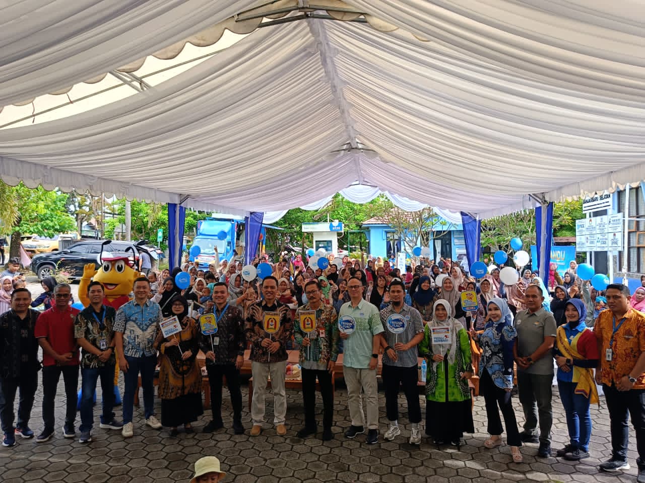 SINERGI:Foto bersama Wakil Wali Kota Banjarbaru Wartono dengan jajaran Indomaret dan PT Frisian Flag disela acara Posyandu.