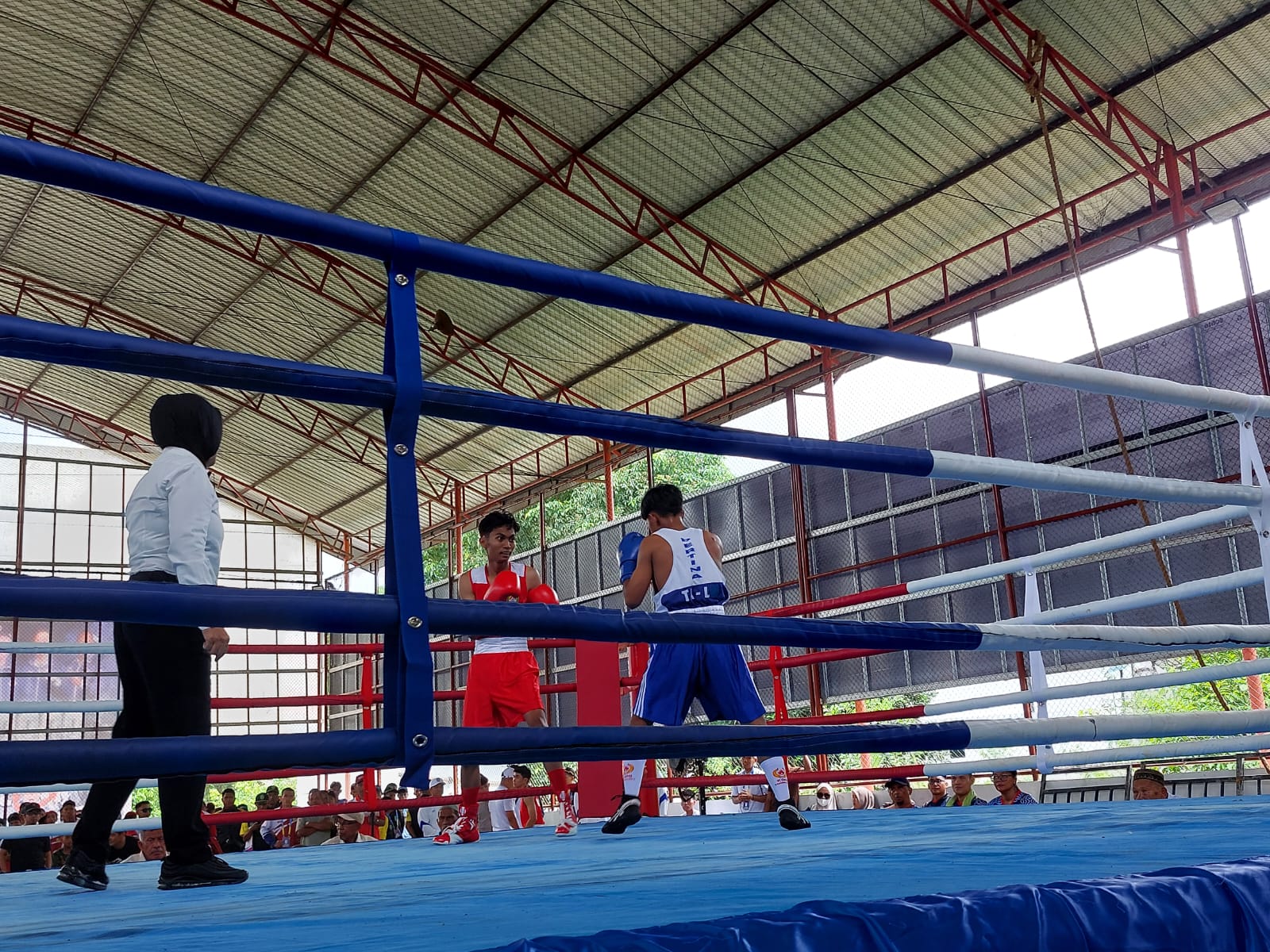 SENGIT : Inilah salah satu atlet rinju Tala saat bertanding melawan atlet Kotabaru di hari pertama Porprov XII cabor tinju. (Foto : Norsalim Yahya/Radar Banjarmasin)