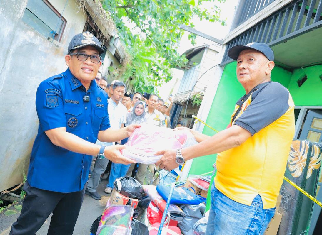 TANGGAP:Bupati Kabupaten HSU, H Sahrujani melihat dan menyalurkan bantuan pemerintah kepada korban kebakaran di Desa Tambalangan Kecamatan Amuntai Tengah.