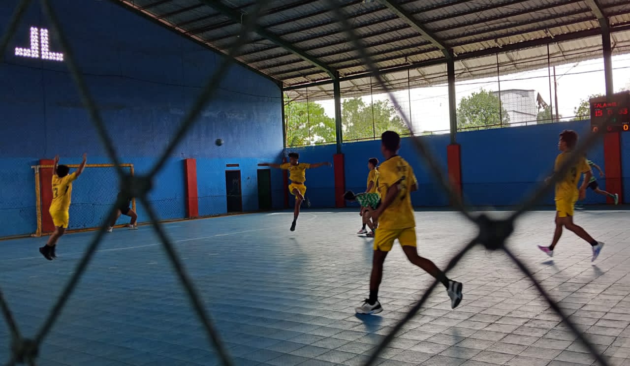 PERDANA:Tim bola tangan Kabupaten Tanah Laut (Tala) mengalahkan Kabupaten Balangan dengan skor 32-6 Gedung Futsal Bati-Bati, Minggu (26/10/2025).
