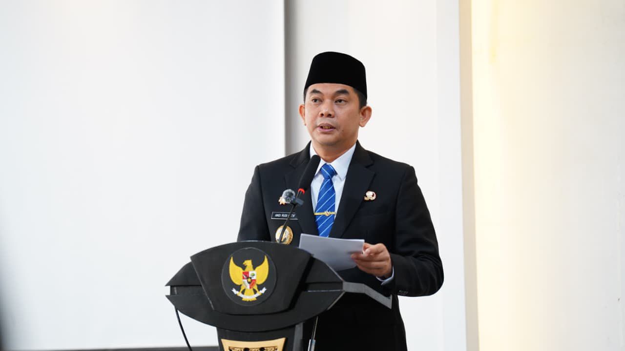 SAMBUTAN:Bupati Tanah Bumbu Andi Rudi Latif menyampaikan arahan tentang pentingnya akuntabilitas dan transparansi dalam pengelolaan keuangan daerah.