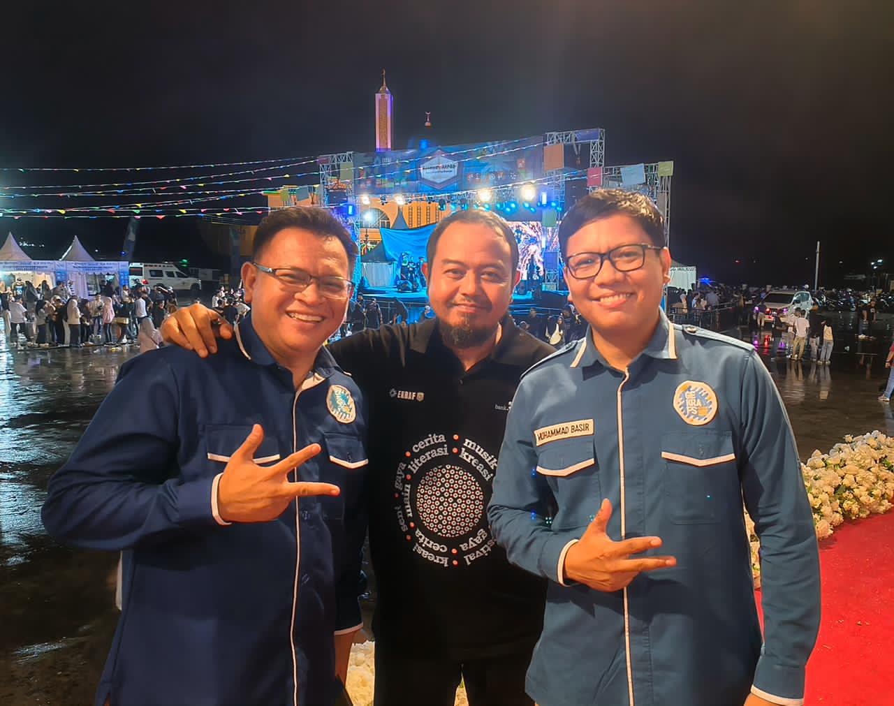 MERANGKUL:Kabid Event, Pertunjukan, dan Ekraf Disparpora Kotabaru, Rudi Nugraha bersama Ketua DPW Gekrafs Kalsel dan Ketua DPC Gekrafs Kotabaru.