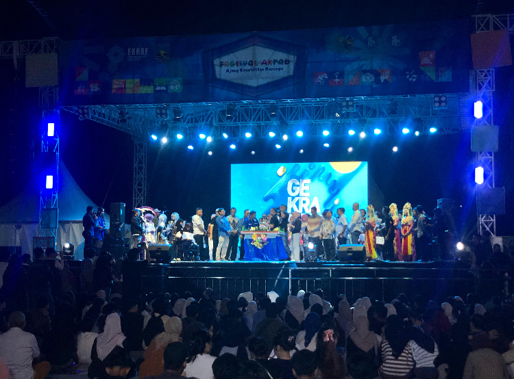Malam puncak perayaan Festival Akrab 2025 di Siring Laut Kotabaru.