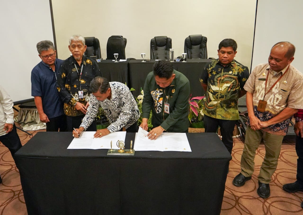 KERJA SAMA: Rektor ULM Prof Ahmad Alim Bachri menandatangani nota kesepahaman pembentukan PSDKU bersama Bupati HST, Samsul Rizal yang disaksikan oleh jajarannya di Novotel Banjarbaru, Jumat (24/10).