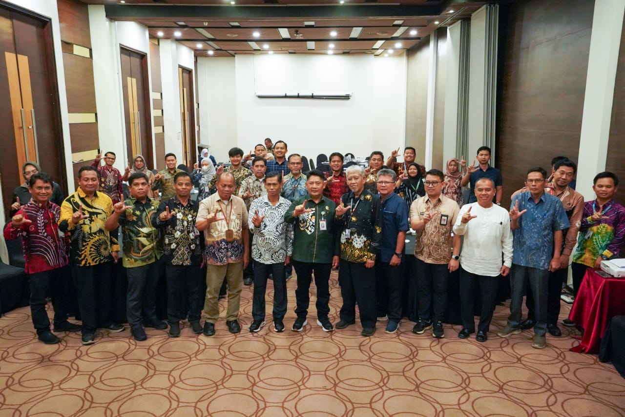 MOMEN: Rektor ULM Prof Ahmad Alim Bachri berfoto bersama tim PSDKU dan Bupati HST, Samsul Rizal beserta jajaran usai penandatanganan kerja sama pembentukan PSDKU di Banjarbaru.