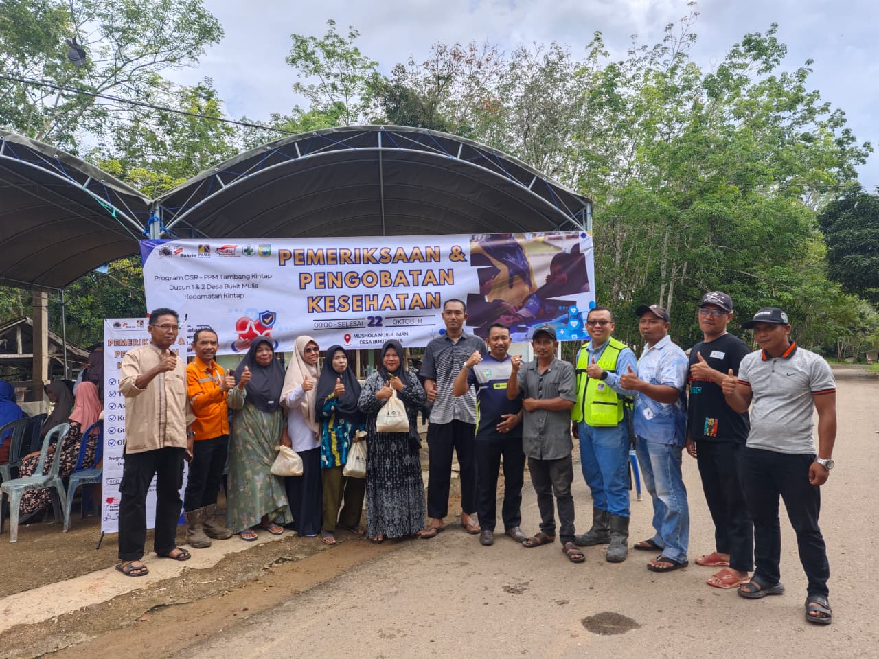 FOTO BERSAMA: Manajemen PAMA ARIA, Arutmin Kintap, dan tenaga kesehatan berfoto bersama usai kegiatan pemeriksaan dan pengobatan gratis di Desa Bukit Mulia.