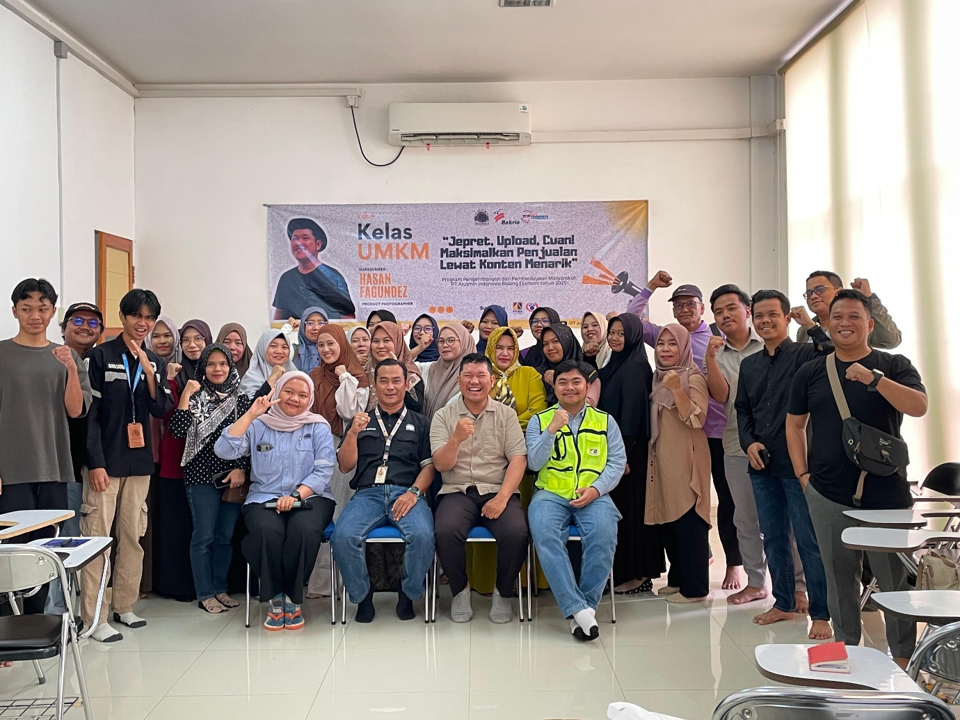Manajemen PAMA ARIA, Arutmin Satui, dan peserta UMKM berfoto bersama usai kegiatan pelatihan pembuatan konten dan strategi komunikasi di Satui Community Center.