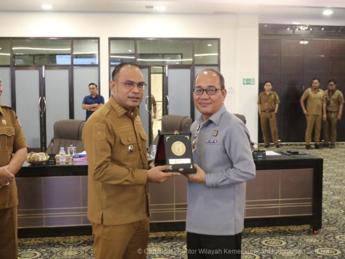 FOTO BARENG:Kepala Kanwil Kemenkum Kalsel, Alex Cosmas Pinem (kanan) bersama Wakil Bupati Kabupaten Kotabaru, Syairi Mukhlis di Kotabaru, Senin (27/10/2025).