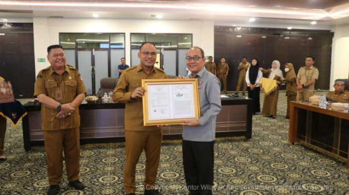 PATEN:Kepala Kanwil Kemenkum Kalsel, Alex Cosmas Pinem menyerahkan sertifikat IG produk gula aren Tirawan kepada Pemkab Kotabaru yang diwakili Wakil Bupati Kotabaru, Syairi Mukhlis, Senin (27/10/2025)