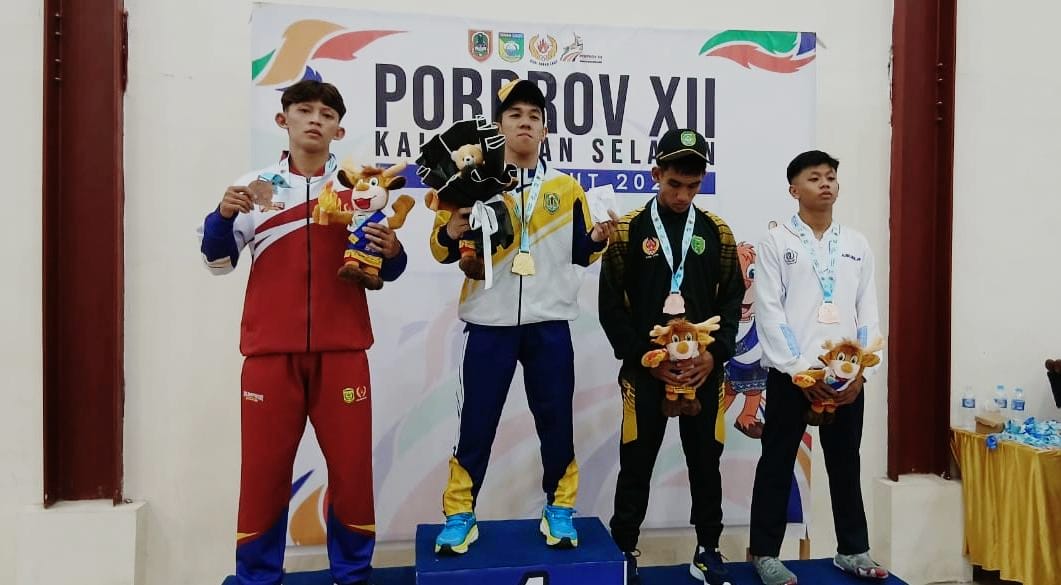 BANGGA: Atlet cabang olahraga Gulat, Rifky Charisma, meraih medali emas di ajang Porprov Kalimantan Selatan di Pelaihari Kabupaten Tanah Laut. (Foto: Istimewa)