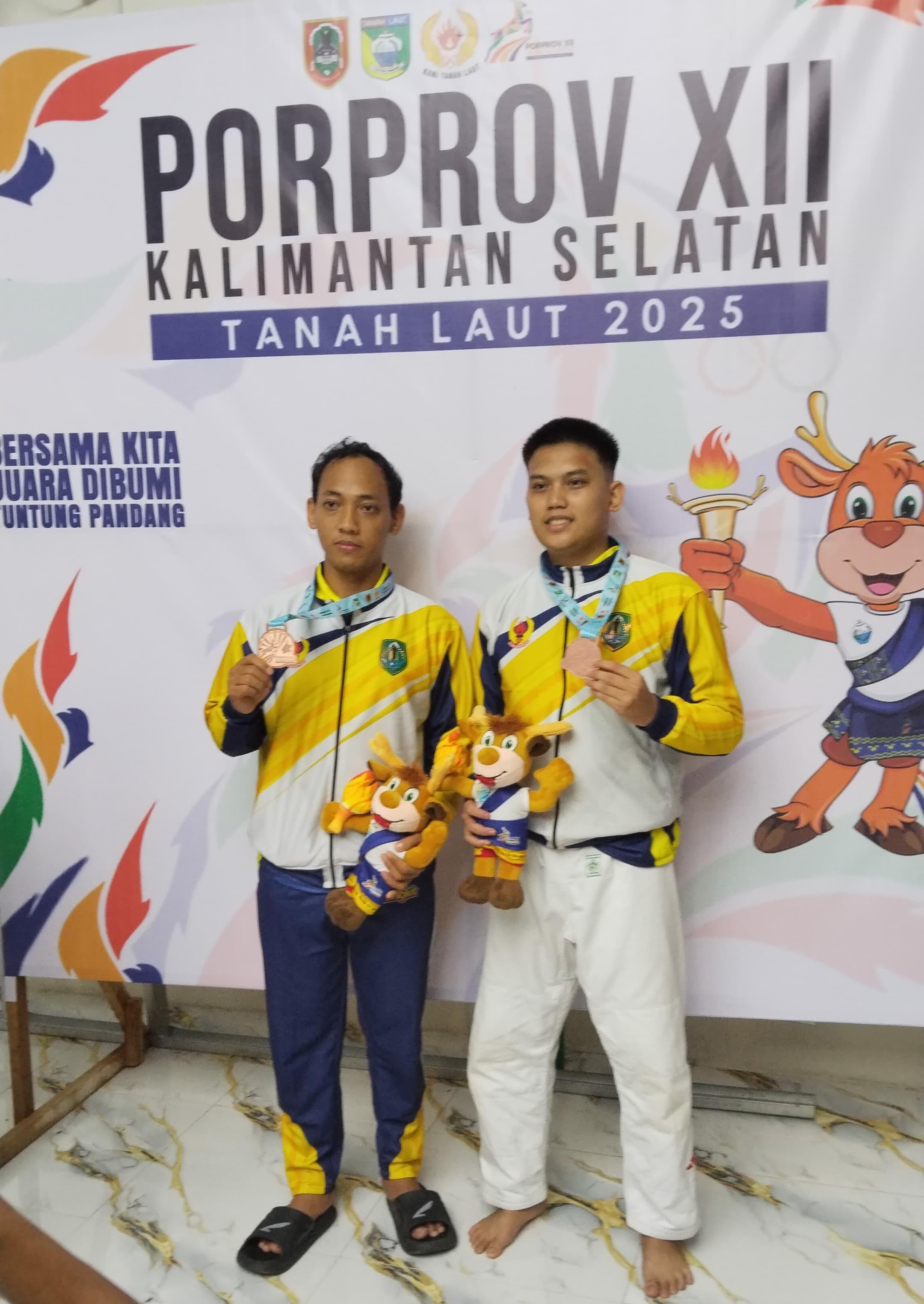 PRESTASI: Akbar Mustaqim (kiri) dan M. Arsyad kanan) Atlet Jodo HSU menyabet tiga medali satu perak dan dua perunggu untuk Kabupaten Hulu Sungai Utara di Porprov Kalsel. (Foto: Istimewa)