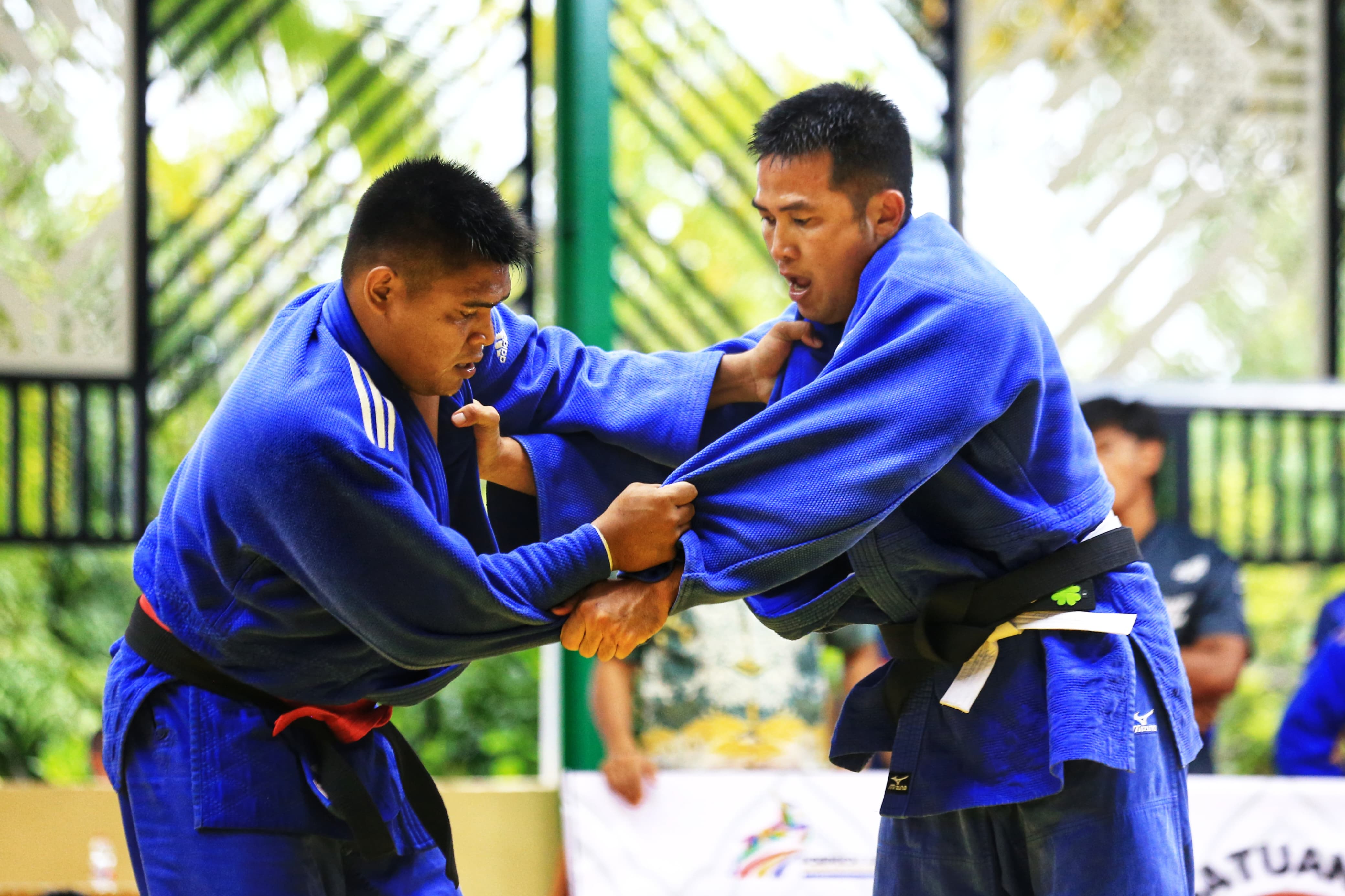 Aksi atlet judo Banjarmasin yang tampil perkasa di hari pertama pertandingan Porprov XII Kalsel 2025.(M Idris Jian Sidik)