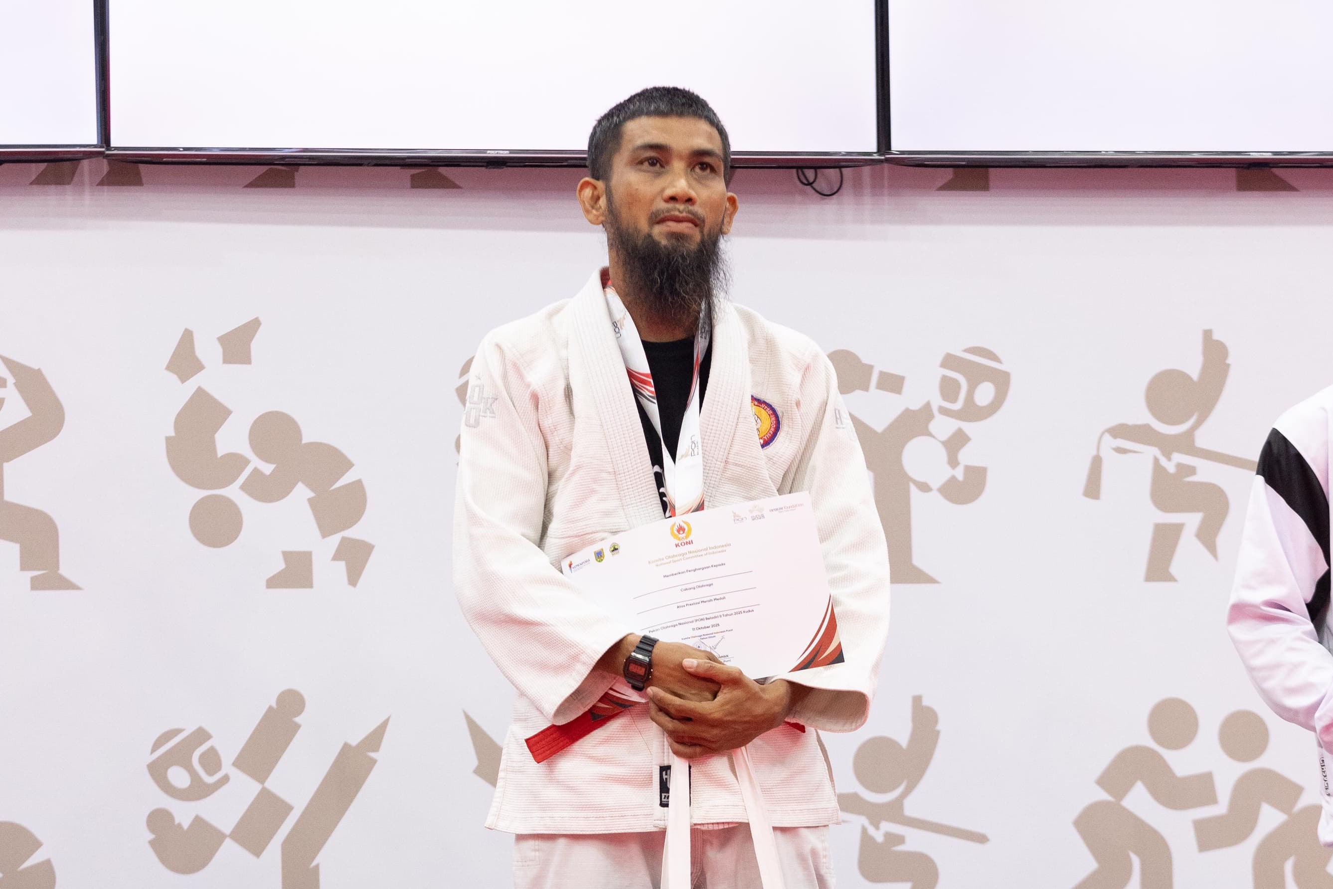 Atlet Jujitsu Kalsel, Andi Anjas Nugraha merayakan keberhasilan meraih medali pada ajang PON Beladiri 2025.(dok Dispora Kalsel)
