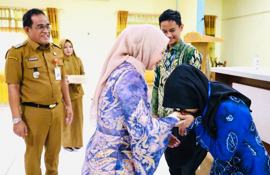 MOMEN:Bupati Kabupaten Hulu Sungai Utara (HSU), H Sahrujani membuka Pelatihan Penguatan IKM Kriya bertema &ldquo;Mengelola, Merajut Masa Depan&rdquo; di Amuntai, Senin (27/10/2025).